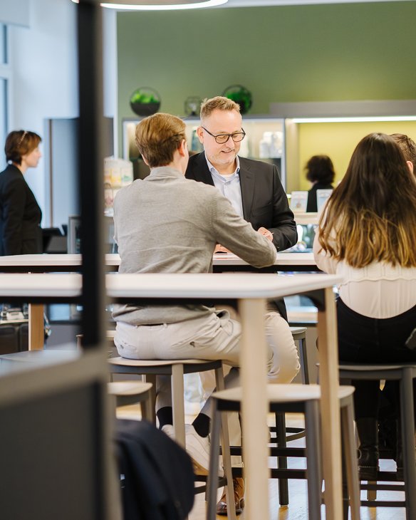 Mitarbeitende der Sparkasse KölnBonn in der Kantine