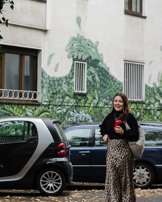 Mitarbeiterin der Sparkasse KölnBonn auf dem Weg zur Arbeit