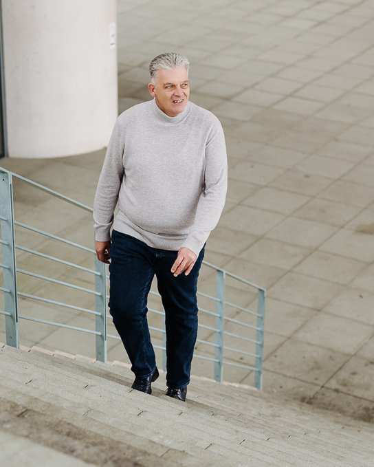 Mitarbeiter der Sparkasse KölnBonn geht Treppen hoch