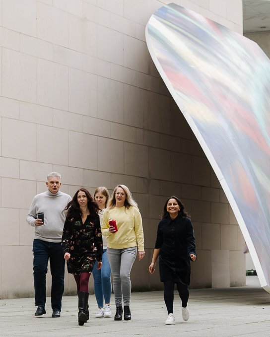 Eine Gruppe von Mitarbeitenden der Sparkasse KölnBonn an der Museummeile