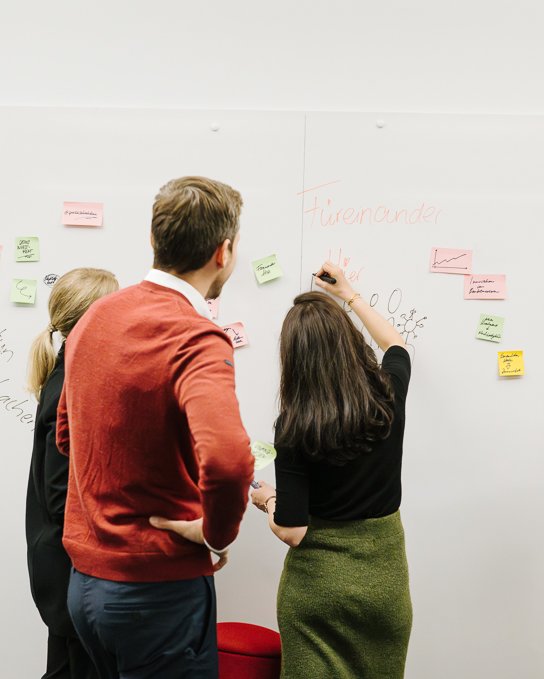 Gemeinsames Brainstorming am Whiteboard