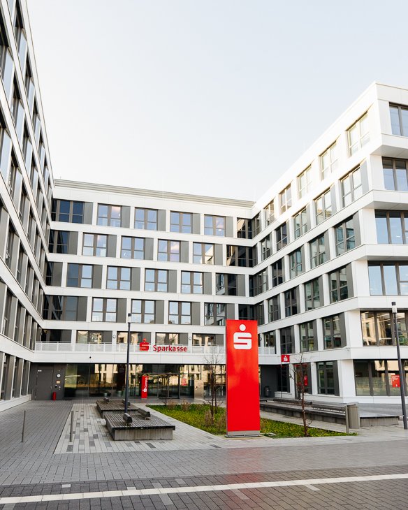 Eingang zum Sparkassen-Campus in Köln-Ossendorf